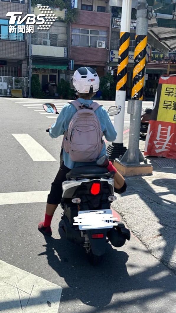 婦人將腳往後彎,放在坐墊上。(圖片來源/路上觀察學院)