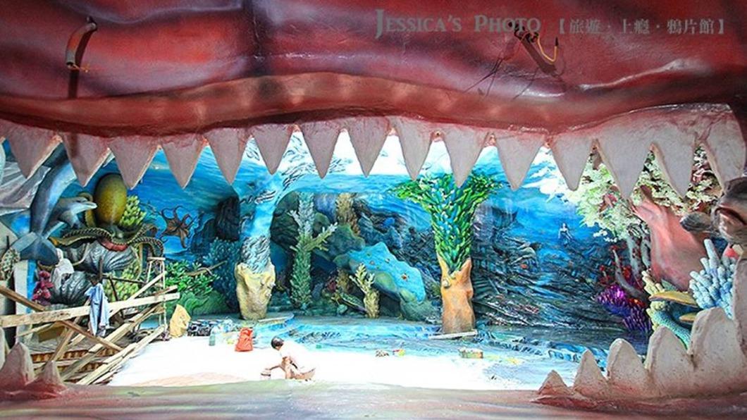鯊魚張開嘴巴血盆大口的造景。(圖/旅遊上癮鴉片館提供)