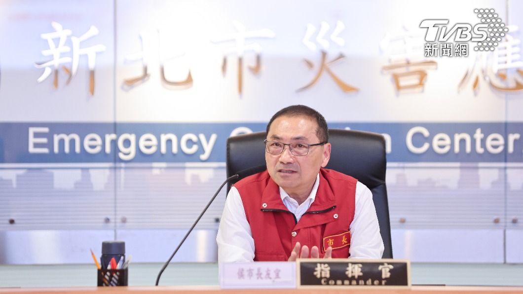 新北市長侯友宜召開跨局處會議，指示市府各局處與石碇區、深坑區公所合作立即進行各項防治作為控制疫情。（圖／新北市府提供）