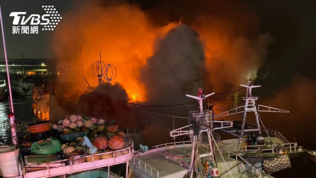 東港漁港「火燒連環船」 橘火漫天!濃煙10公里外可見