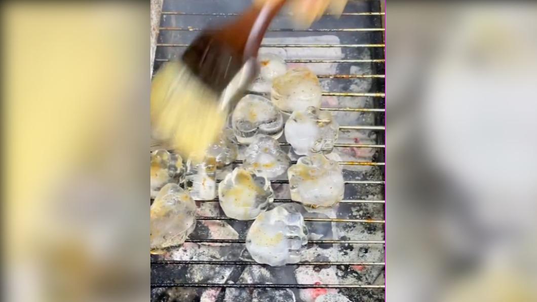 這道菜是來自中國東北區,稱為「烤冰溜子」。(圖 / 翻攝自抖音)