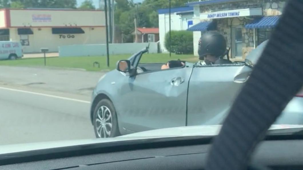 車主還戴上安全帽。(圖/翻攝自Reddit)
