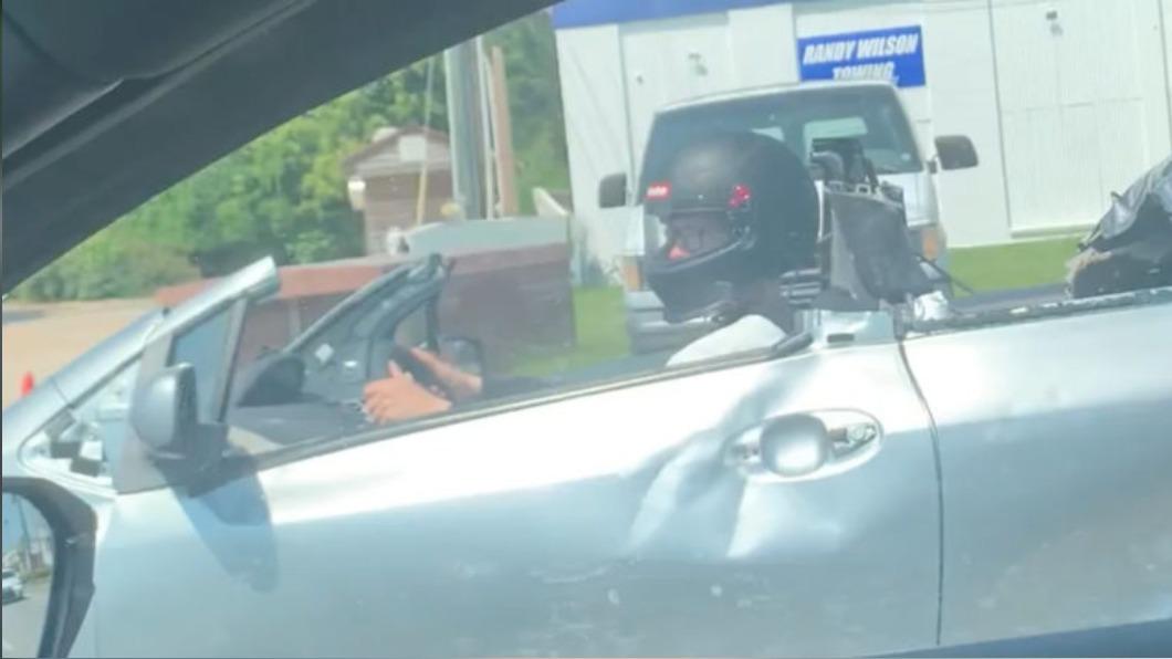 這台Yaris的擋風玻璃與側邊車窗都沒有。(圖/翻攝自Reddit)