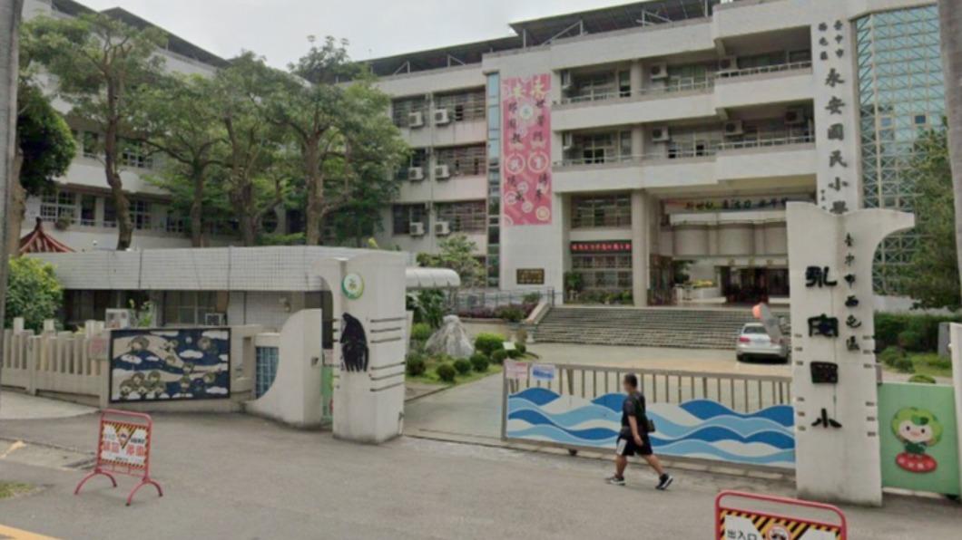 校方說明，因校內推行書法教育，所以採用「隸書」字體。（圖／翻攝自Google街景）