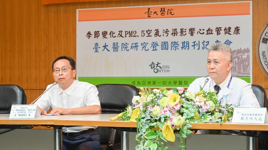 台大醫院環境及職業醫學部主任蘇大成(右)與台灣大學生物資源暨農學院實驗林管理處副研究員曹崇銘(左)。(圖/院方提供)