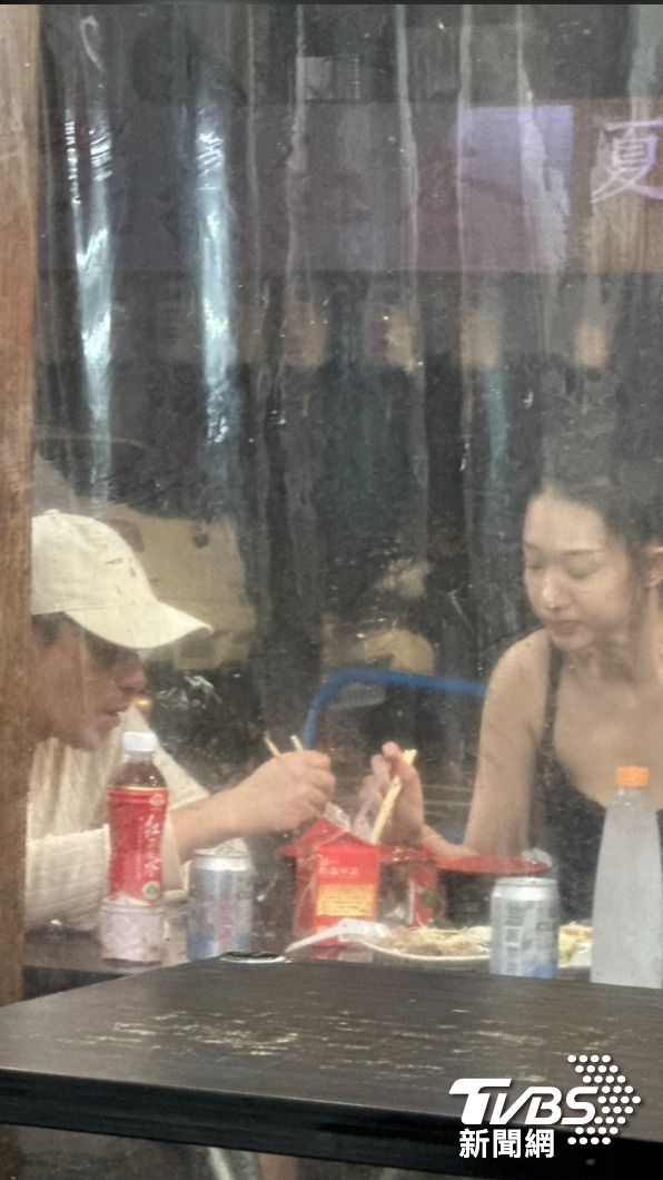 汪小菲與辣妹互吃麵。(圖/劉建偉攝)