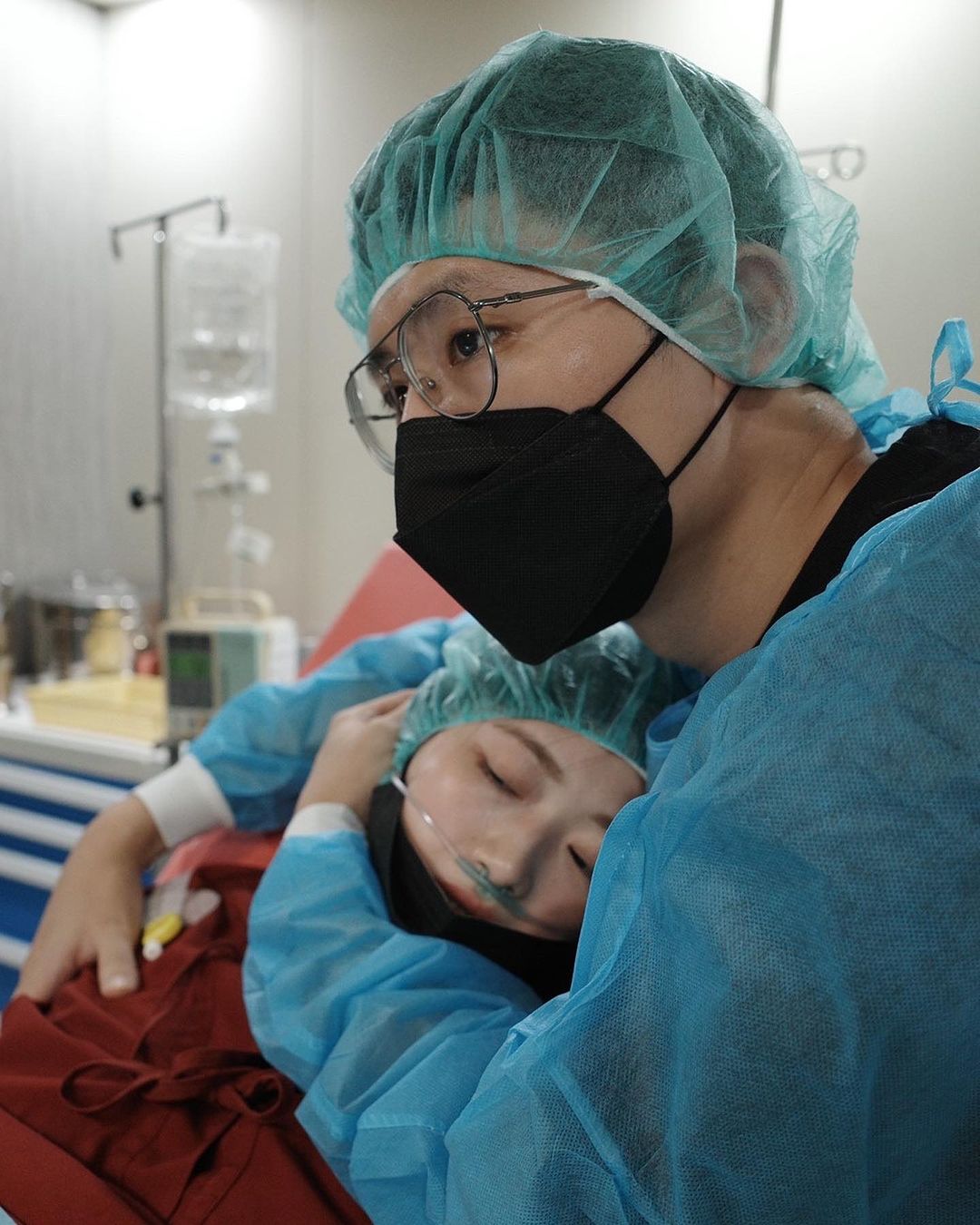 晏柔中虛弱地躺在楊孟霖懷裡。（圖／翻攝自IG）