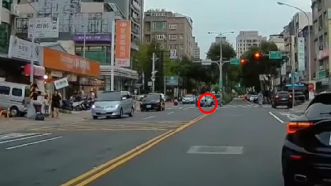 肇事車輛左轉撞倒機車。(圖/翻攝自竹北市中興里大小事臉書)