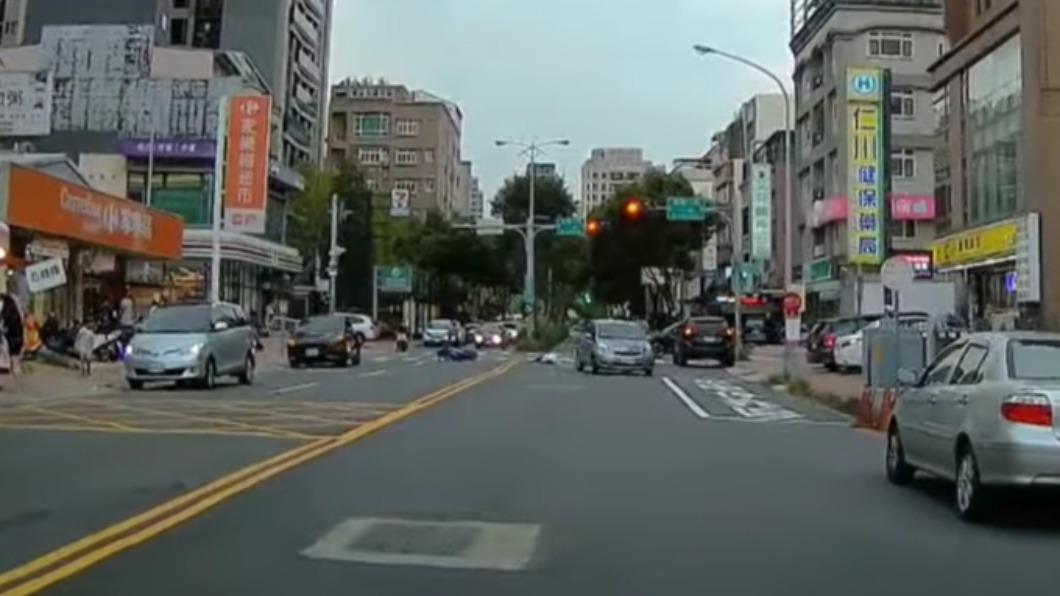 騎士倒地後,遭肇事車輛再度輾過。(圖/翻攝自竹北市中興里大小事臉書)