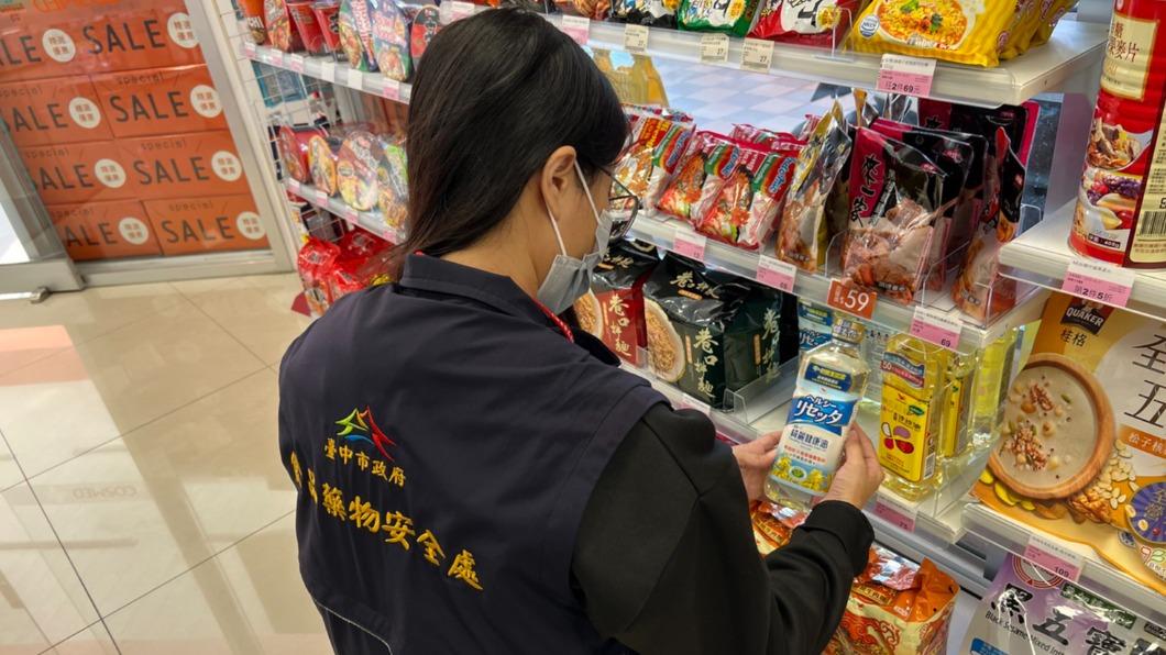 食安處稽查人員執行市售日本食品查驗。(圖/台中市食安處提供)