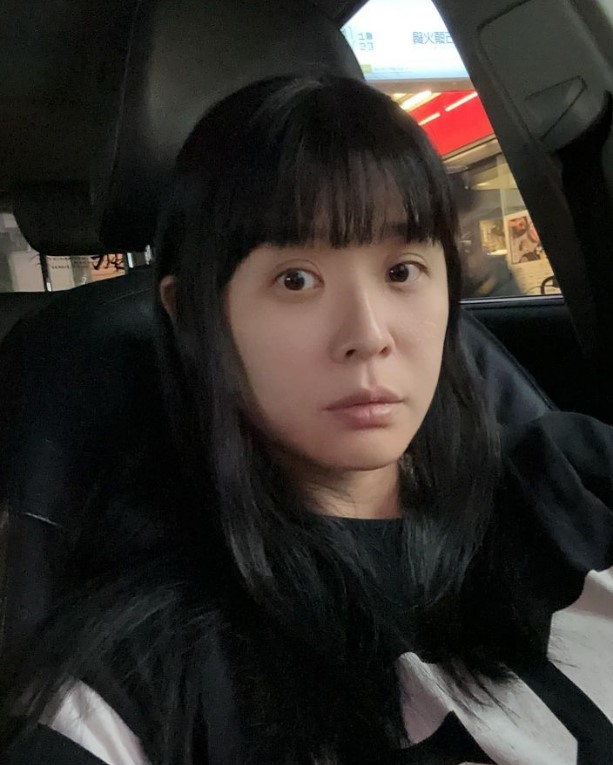 李燕剪了逆齡瀏海。(圖/翻攝自李燕IG)