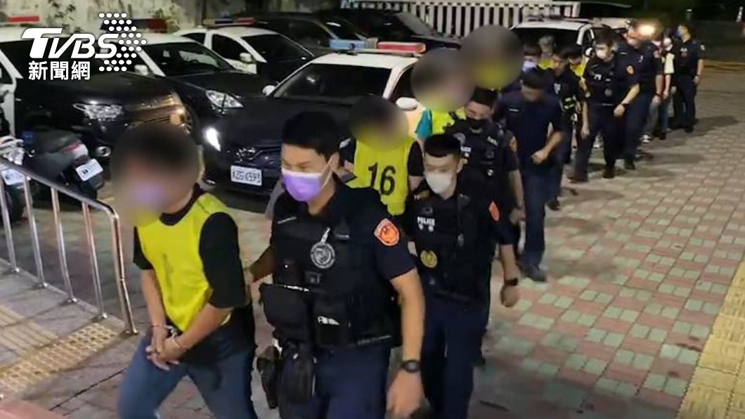 2名主嫌涉嫌妨礙風化罪移送,另赤裸10人依違反社維法裁罰3000元。(圖/TVBS)