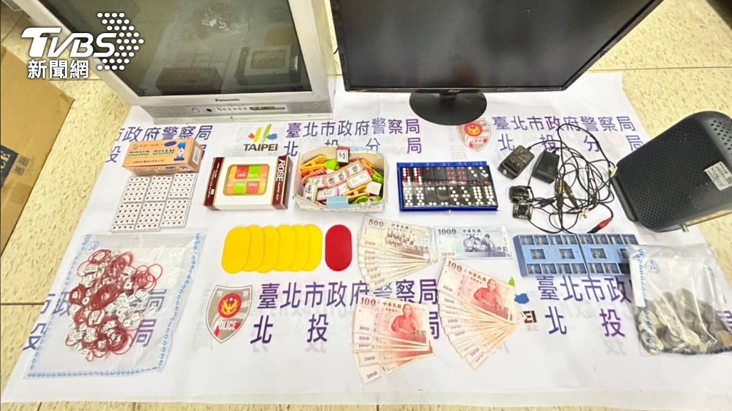 警方查扣相關證物。(圖/TVBS)