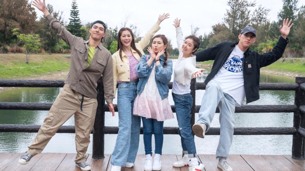 陳昊森(左起)、任容萱、Selina、林心如、朱軒一起出門玩。(圖/TVBS)