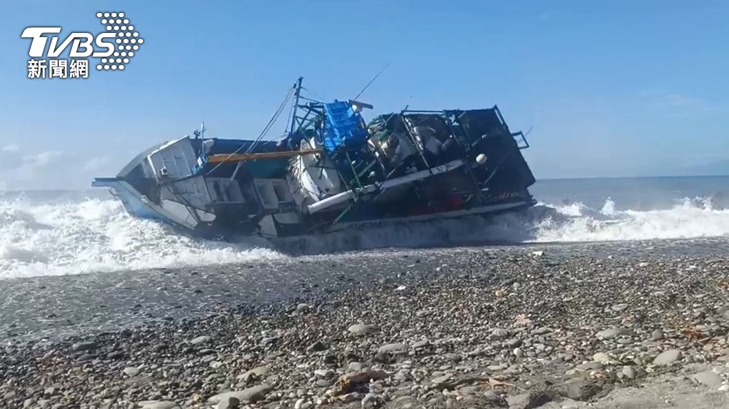 台東漁船擱淺沙灘遭浪打翻 漁工驚險逃生