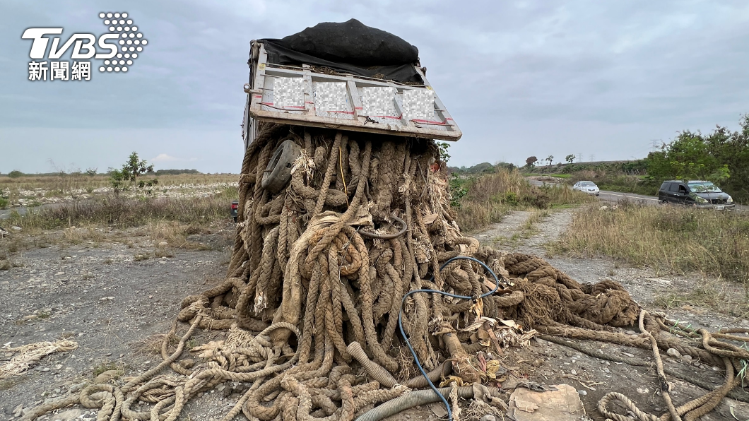 濁水溪畔出現「海怪」?廢棄繩索成推 竟從興達港載來丟