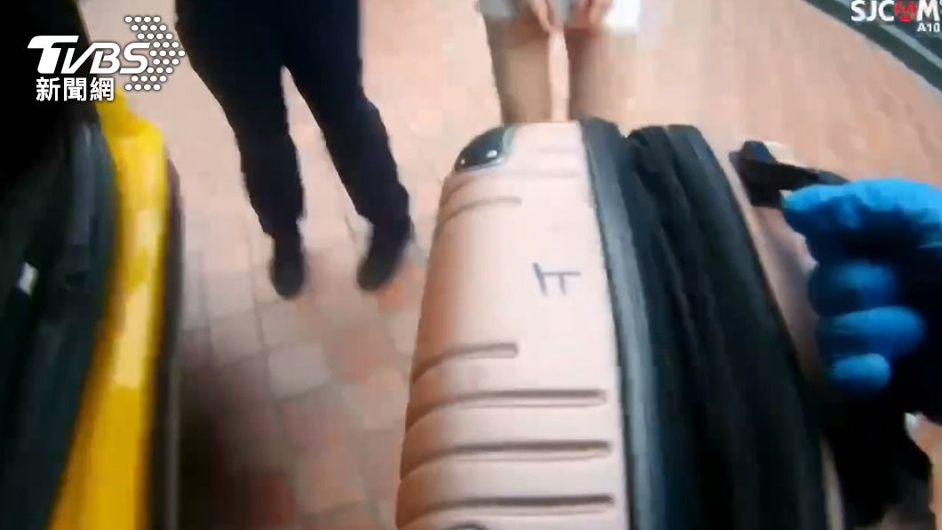 女子的行李箱內都是毒品。(圖/TVBS)