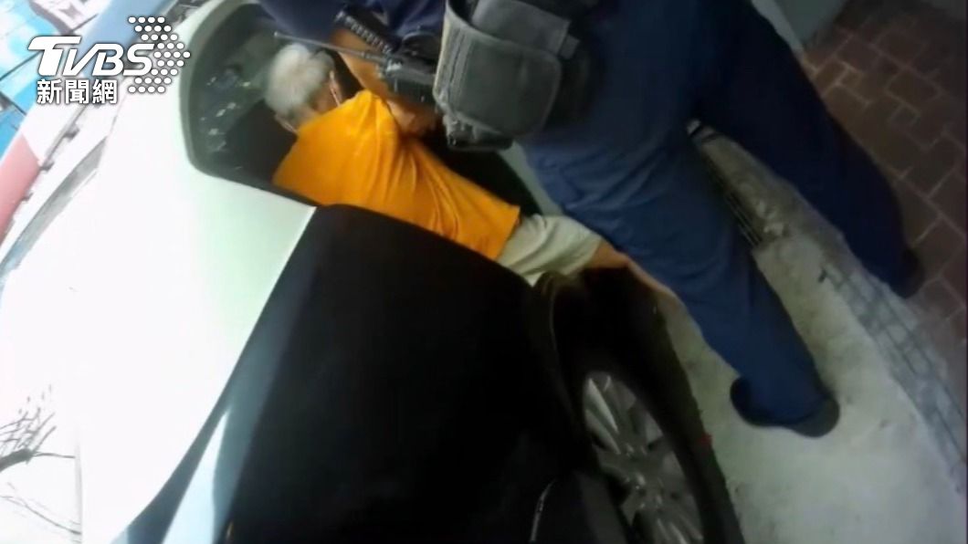 員警以巡邏車將阿嬤送回。(圖/TVBS)