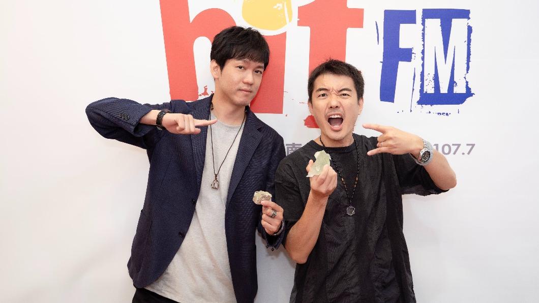 阿山(右)和旭章收到葛大為送的礦石。(圖/Hit Fm聯播網提供)
