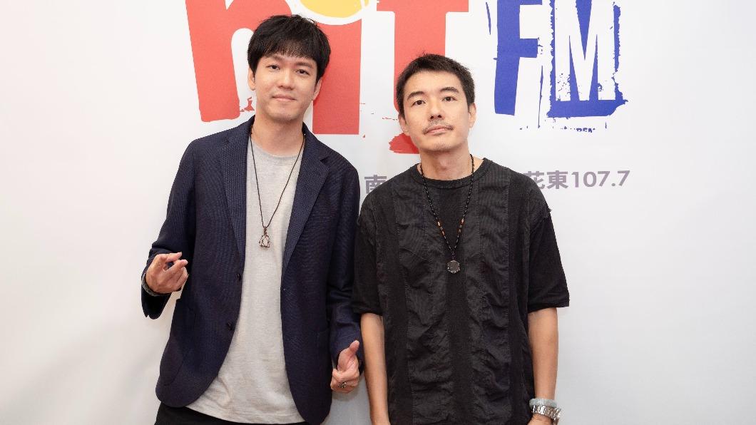 阿山(右)虧旭章幾乎沒在睡覺。(圖/Hit Fm聯播網提供)