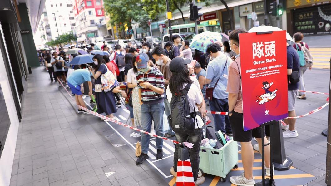 百德新街擠滿人潮，接近400人。（圖／香港01）