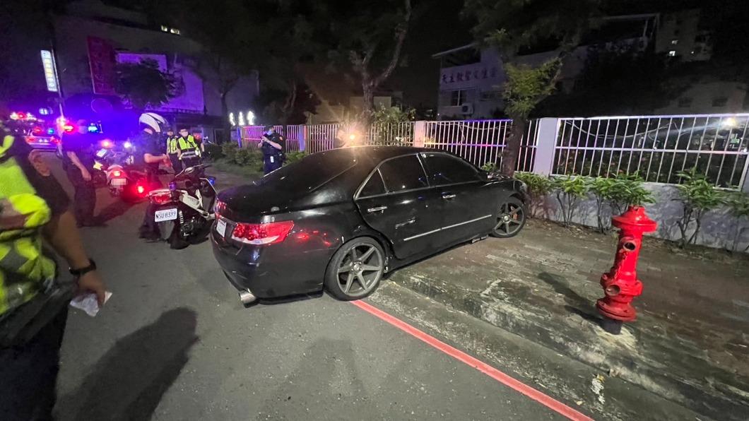 高市警盤查可疑車輛 駕駛自撞圍牆棄車逃逸