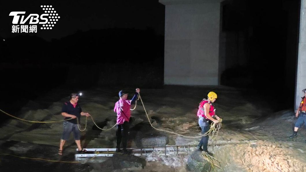 釣客受困南投清水溪沙洲　雙節梯搭橋助脫困