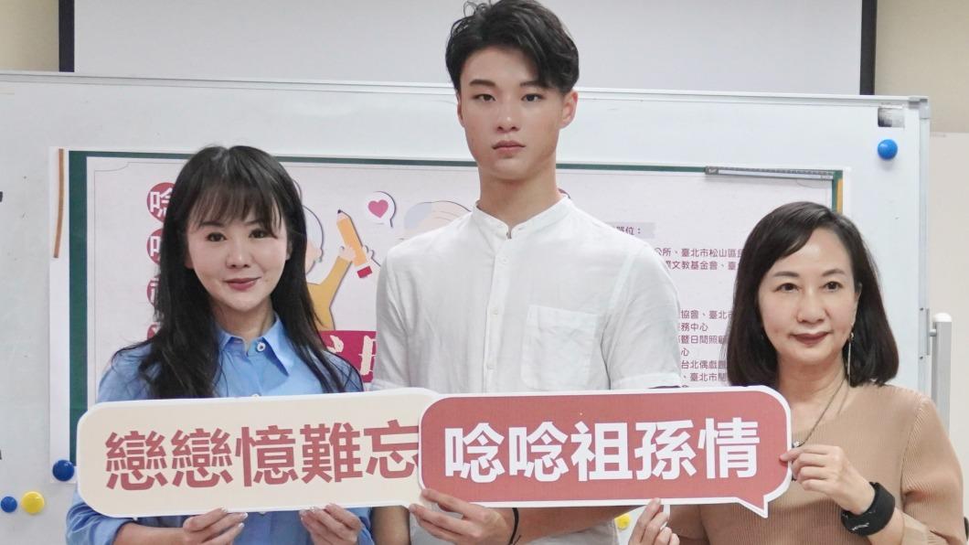 城市先生創辦人張如君（左）及選拔大會會長張綉菊（右），對何柏廷得獎與有榮焉。（圖／松山社區大學提供）