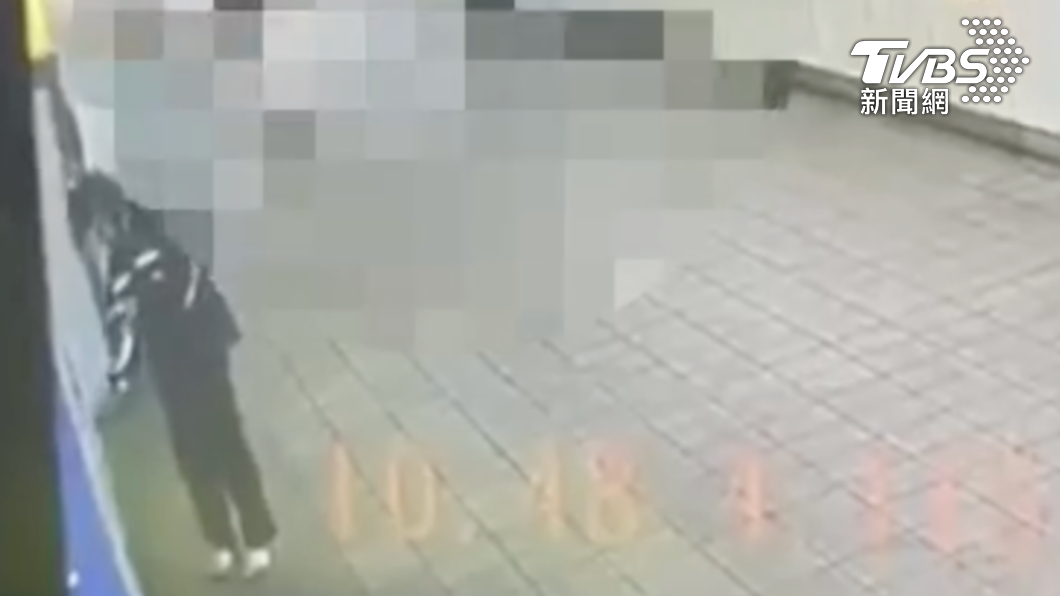 吳男到捷運站取包裹,遭警方逮捕。(圖/TVBS)