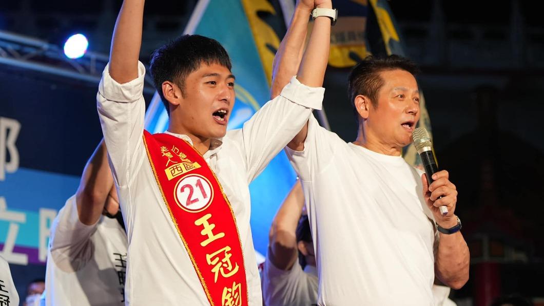 選哲之友會會長王冠鈞(左)。(圖/翻攝自王冠鈞臉書)