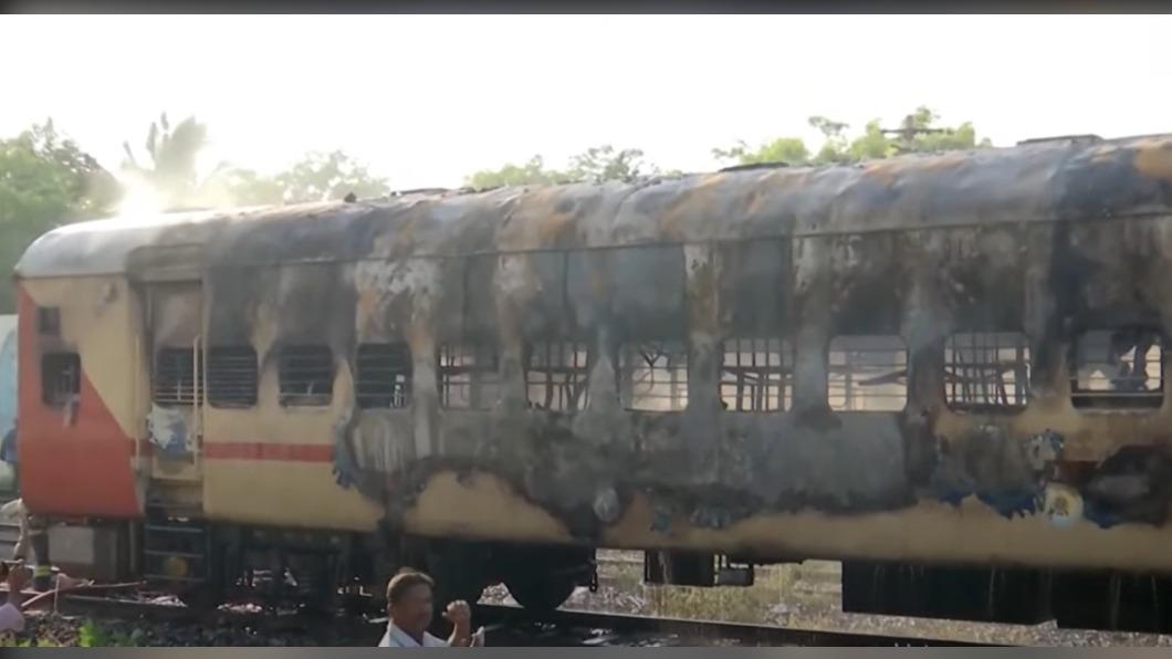 印度旅遊專列火車發生氣爆大火,車廂內外被燒的面目全非。(圖/翻攝自@timesofindia新聞影片)
