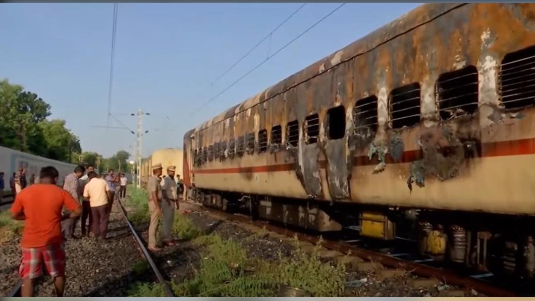 印度旅遊專列火車發生氣爆大火,車廂內外被燒的面目全非。(圖/翻攝自@timesofindia新聞影片)