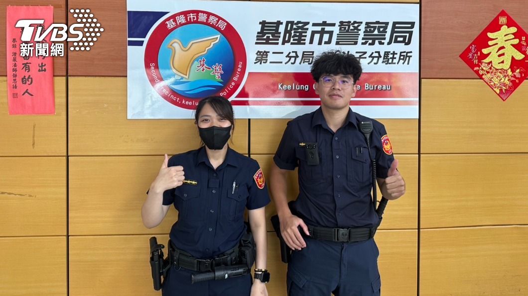 警員邱宜庭、朱淯聖協助女童聯繫校方。(圖/TVBS)