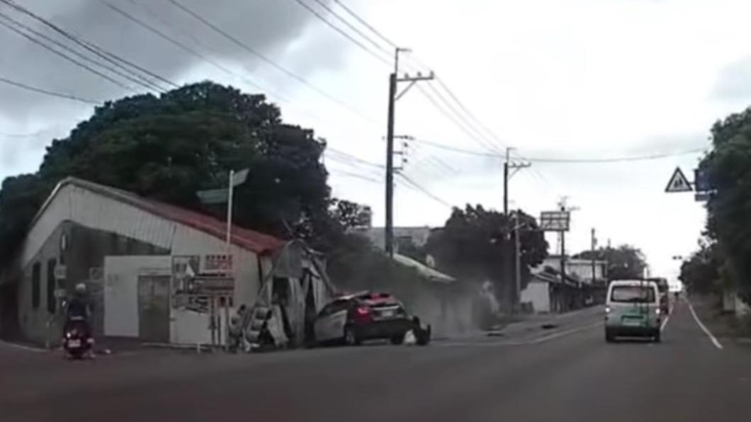 警車突然失控衝撞路邊民宅。(圖/翻攝自臉書「重機車友 ❘ 各區路況天氣、資訊分享中心」)