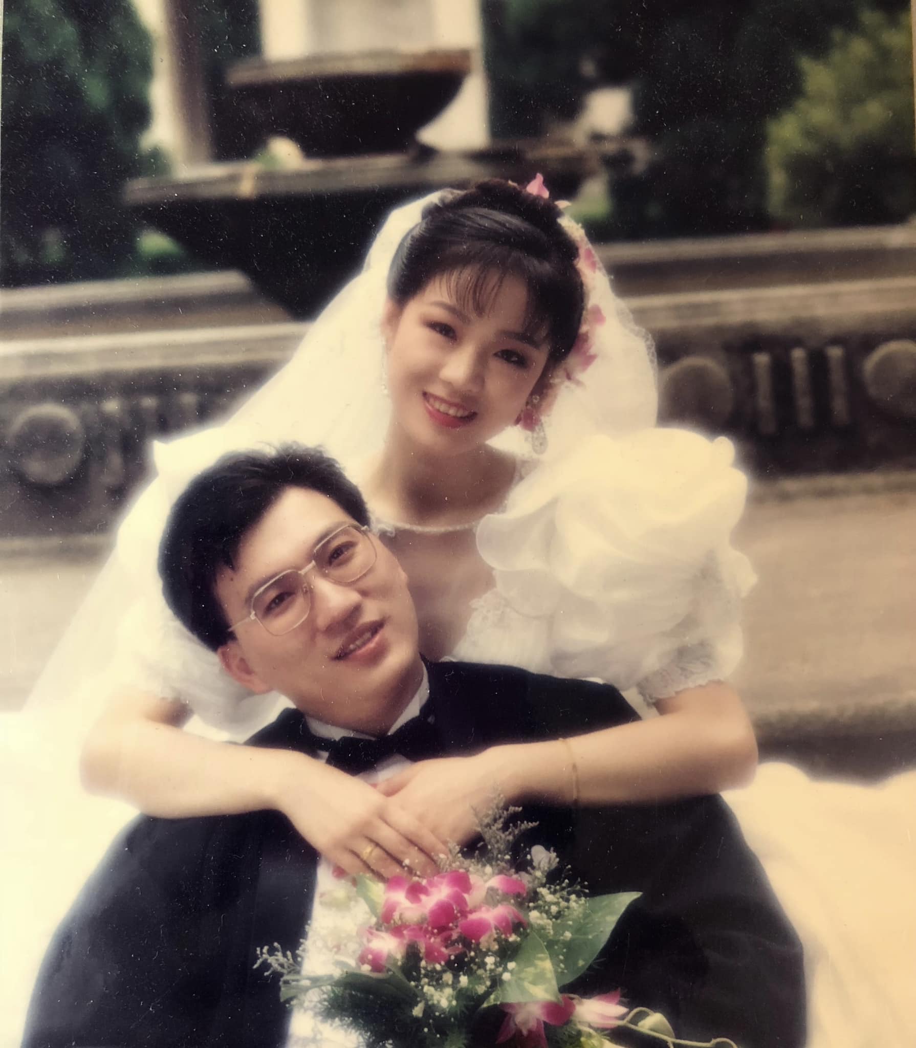 徐薇曬出33年前的婚紗照。（圖／翻攝自徐薇臉書）