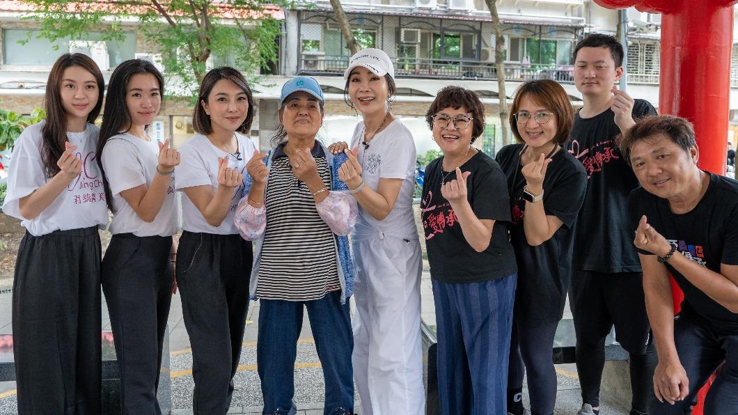 陳美鳳(中)接棒協會理事長的重任。(圖/台灣優質生命協會提供)