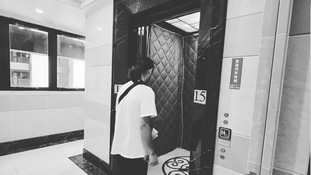 陳仙梅老公日前搭電梯,明明沒人卻聽到「客滿」語音。(圖/翻攝自陳仙梅臉書)