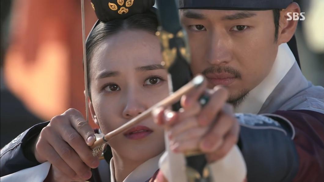 李帝勳、朴恩斌曾在2014年古裝劇《秘密之門》飾演過夫妻。(圖/翻攝自SBS DRAMA YT)