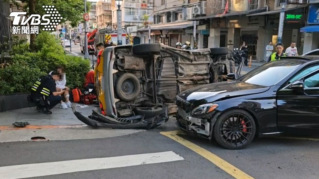 有片／台北東區路口對決！妙齡女開賓士撞翻計程車釀4傷