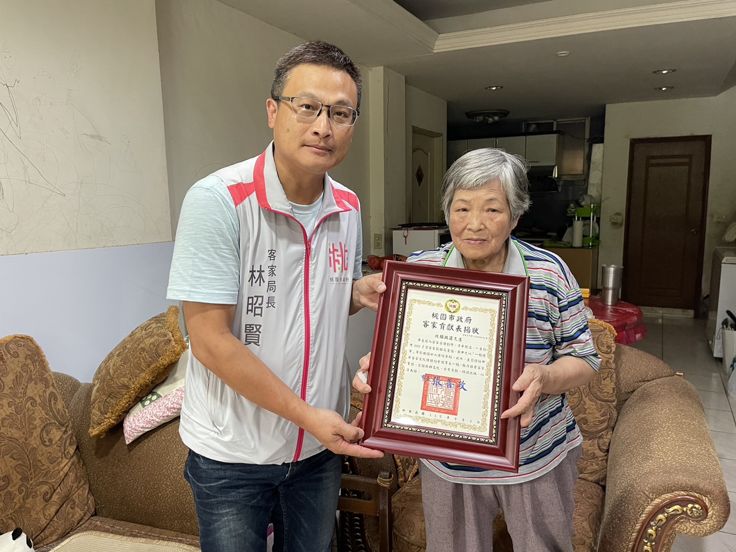 桃市府頒表揚狀近日頒表揚狀感謝,由楊政道母親代表受頒。(圖/翻攝自桃園市政府客家事務局臉書)
