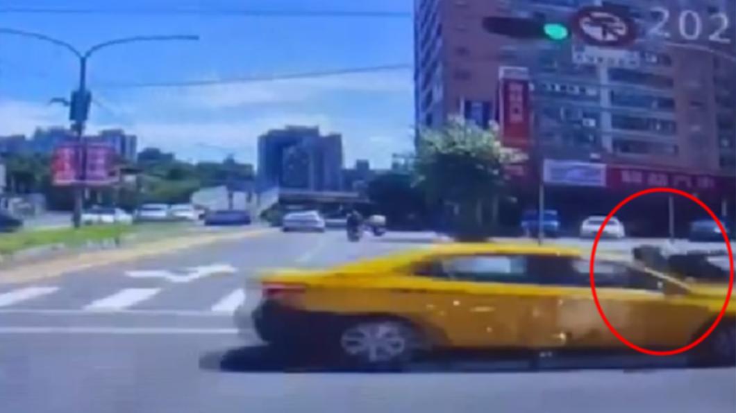 有片／小黃迴轉猛撞機車　騎士被鏟上擋風玻璃竟自行離開