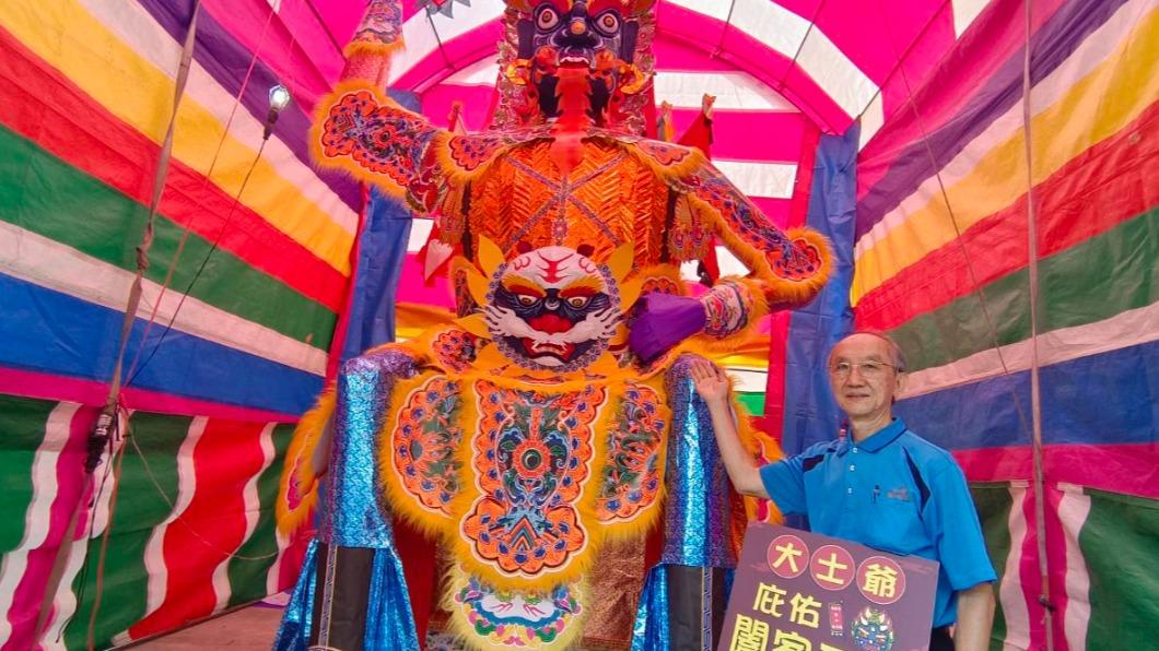 廟方年年打造超過5米2高的全台最大尊坐姿紙糊大士爺。(圖/龍湖廟提供)