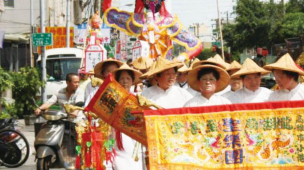 廟方依循大士爺神諭古禮,原汁原味舉辦普渡等傳統儀式,來渡化亡魂。(圖/龍湖廟提供)
