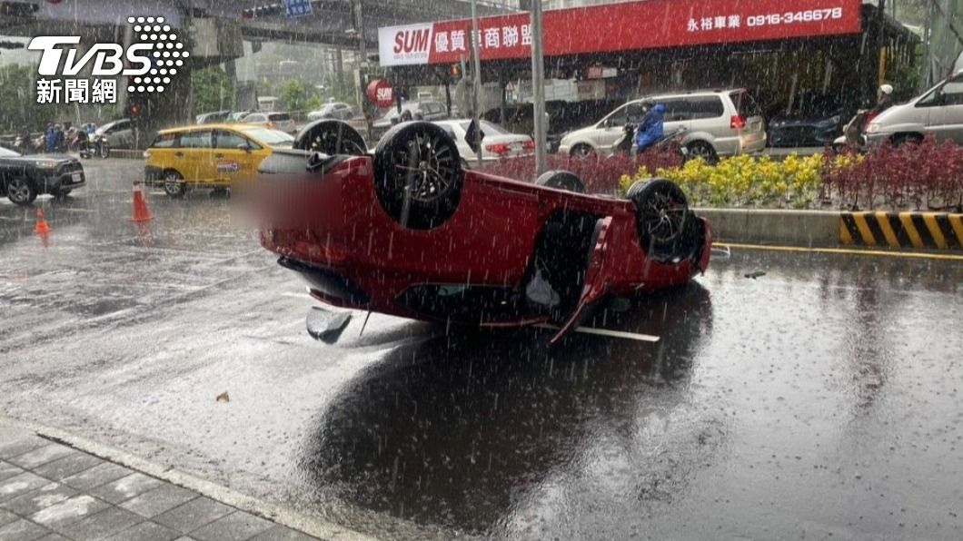 車禍發生時正下著大雨。（圖／TVBS）