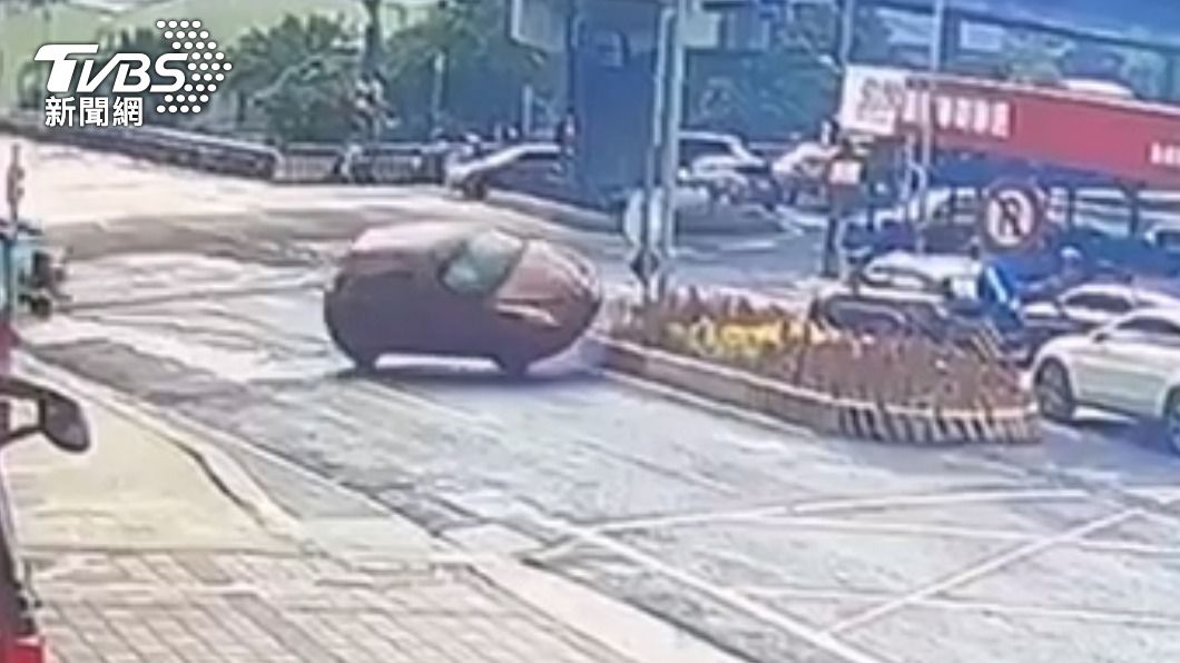 男駕駛撞上分隔島後車輛翻覆。（圖／TVBS）