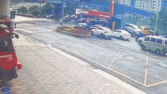 車輛翻覆過程。（圖／TVBS）