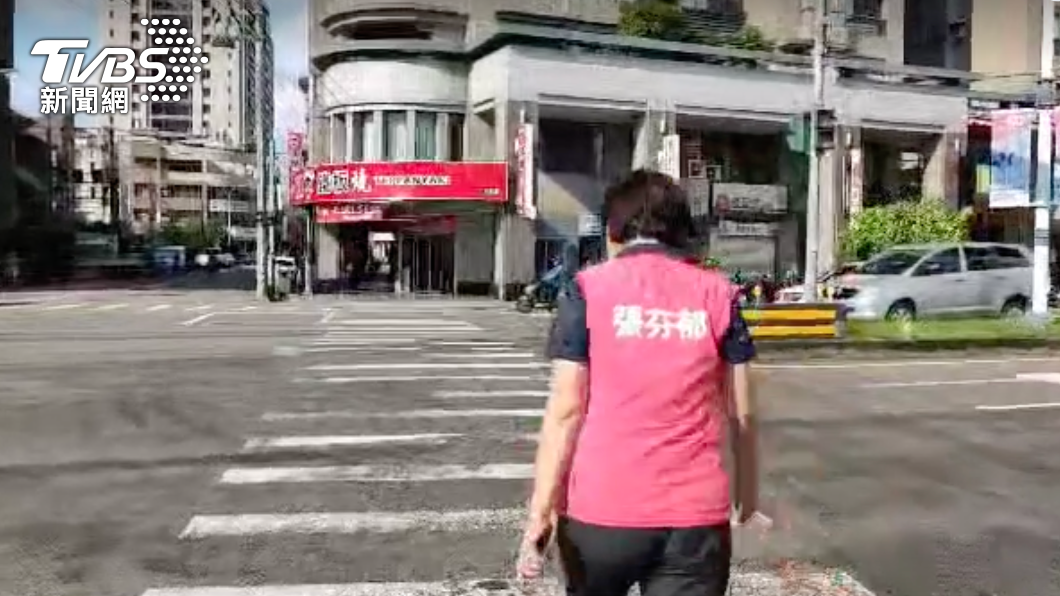 真要健步如飛!台中40米路口綠燈僅30秒 阿伯都來不及