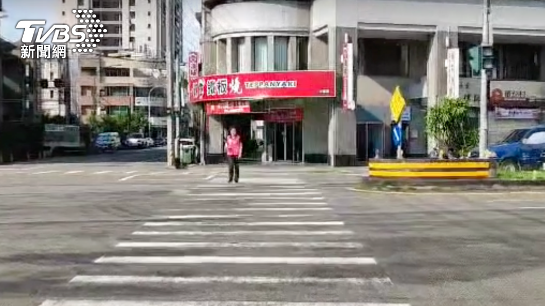 張芬郁實測發現需快步走感覺有些吃力。（圖／市議員張芬郁提供）