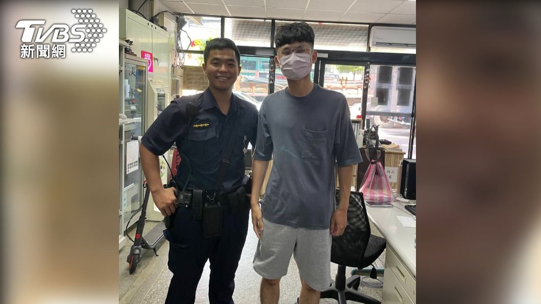 淡水分局竹圍派出所警員高鉦凱、江柏毅苦勸男子救一命。（圖／TVBS）