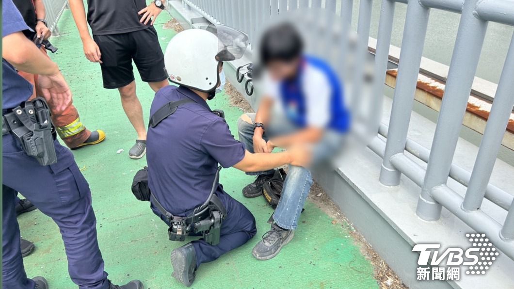 男爬六層樓高關渡橋邊嚇壞人 警「你還年輕」苦勸拉一把救命